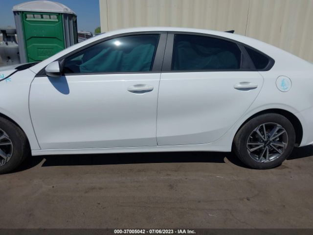 3KPF24AD8NE464097 KIA Forte Lxs