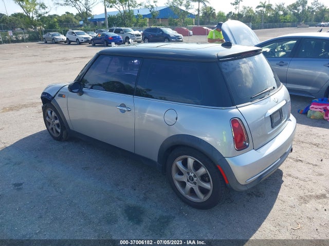 2005 MINI COOPER WMWRC33485TJ66476 Photo 2