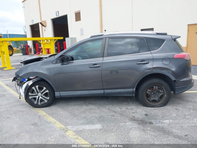 Toyota RAV4 LE 2018 2T3ZFREV8JW478565 Image 14
