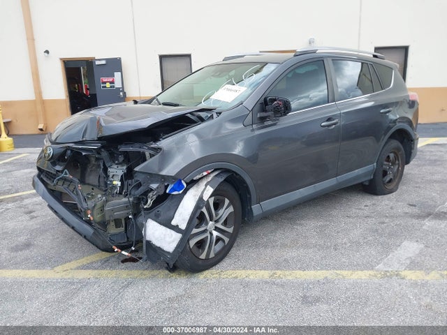 Toyota RAV4 LE 2018 2T3ZFREV8JW478565 Image 2