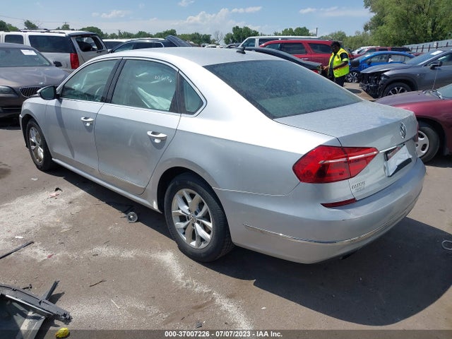 1VWAT7A3XGC055350 Volkswagen Passat 1.8t S