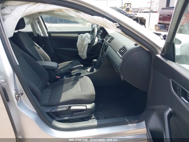 1VWAT7A3XGC055350 Volkswagen Passat 1.8t S