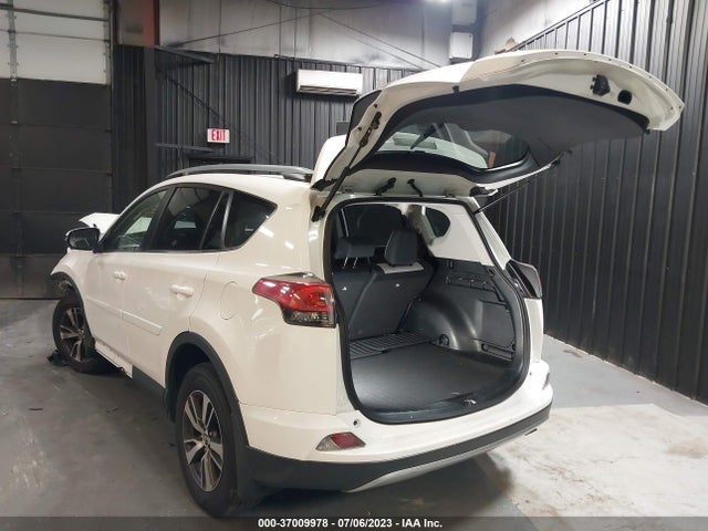 Toyota Rav4 Xle 2018 JTMRFREV2JJ744130 Image 3