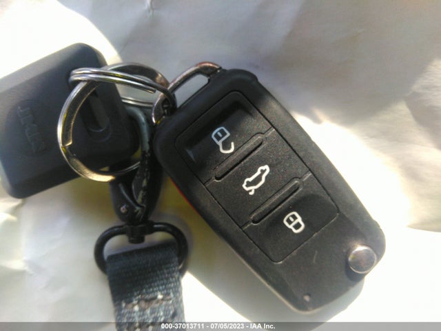 1VWBS7A3XEC105250 Volkswagen PASSAT SE