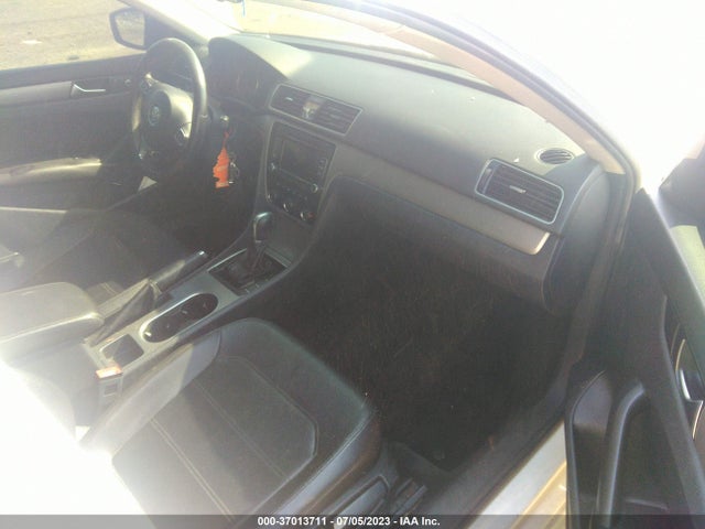 1VWBS7A3XEC105250 Volkswagen PASSAT SE