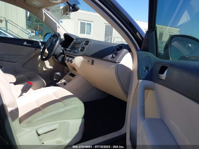 WVGAV7AX2HK006663 Volkswagen TIGUAN