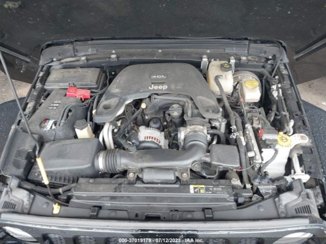 1C4HJXDG4JW100889 Jeep Wrangler Unlimited Sport S