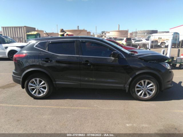 JN1BJ1CP5JW104554 Nissan Rogue Sport S