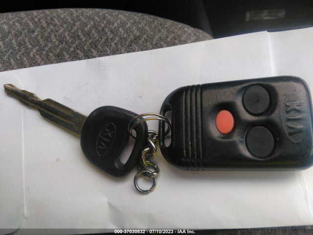 2004 KIA SPECTRA LS VIN: KNAFB121745311396