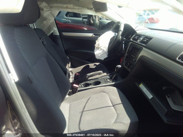 1VWAT7A34HC082593 Volkswagen Passat 1.8t S
