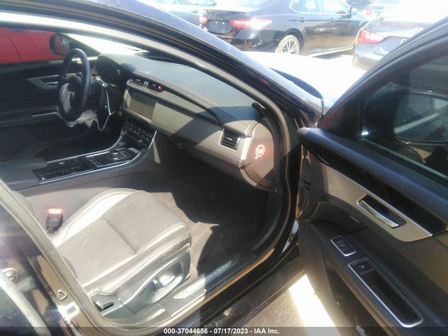2019 JAGUAR XF SAJBD4FX3KCY79313 Photo 4
