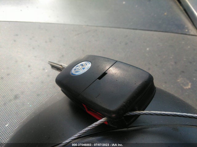 2001 VOLKSWAGEN NEW BEETLE GLS VIN: 3VWCK21C01M428643