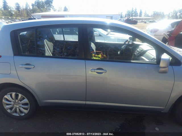 37052513 :رقم المزاد ، 3N1BC1CP7BL443186 vin ، 2011 Nissan Versa 1.8 S مزاد بيع