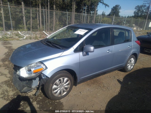37052513 :رقم المزاد ، 3N1BC1CP7BL443186 vin ، 2011 Nissan Versa 1.8 S مزاد بيع