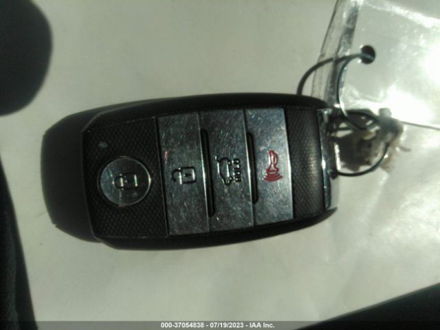 KNDCB3LC6J5209987 KIA NIRO LX