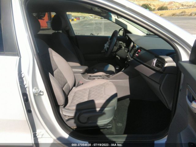 KNDCB3LC6J5209987 KIA NIRO LX