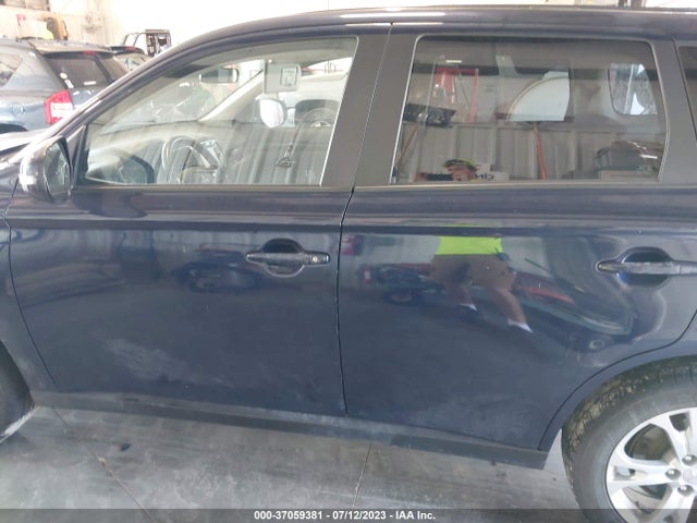 JA4AZ3A3XEZ018457 Mitsubishi Outlander Se