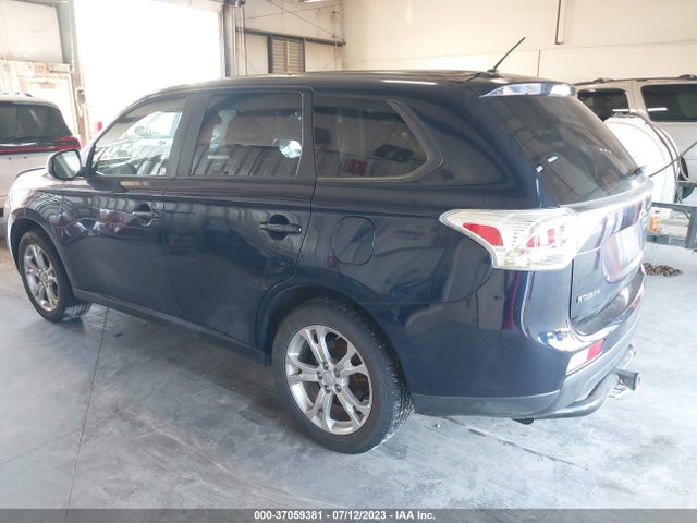 JA4AZ3A3XEZ018457 Mitsubishi Outlander Se