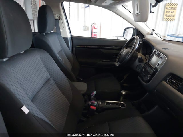 JA4AZ3A3XEZ018457 Mitsubishi Outlander Se