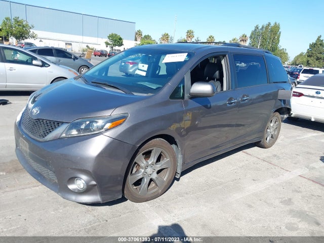 Toyota SIENNA SE 2017 5TDXZ3DC2HS786015 Image 2