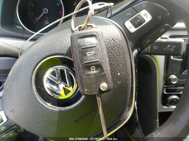 1VWAS7A37GC047015 Volkswagen Passat 1.8t S