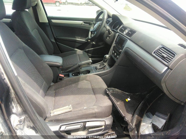 1VWAS7A37GC047015 Volkswagen Passat 1.8t S