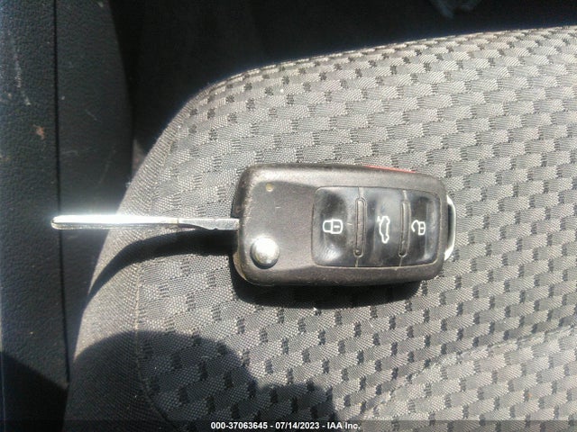 1VWAT7A32FC077549 Volkswagen Passat 1.8t S