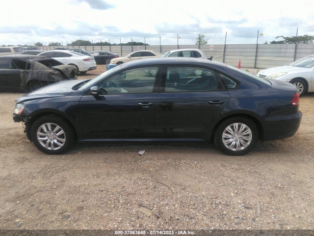 1VWAT7A32FC077549 Volkswagen Passat 1.8t S
