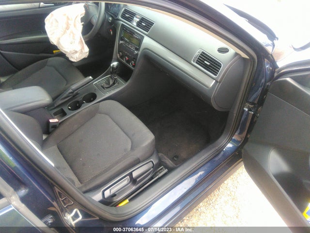1VWAT7A32FC077549 Volkswagen Passat 1.8t S