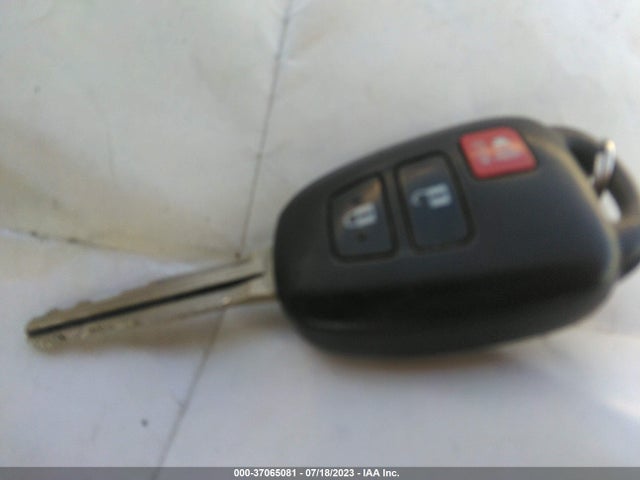 Toyota Prius C One 2015 JTDKDTB3XF1578857 Image 3
