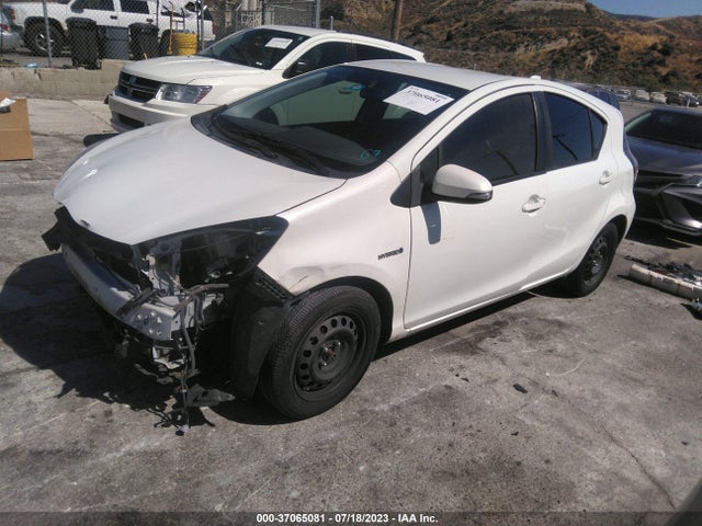 Toyota Prius C One 2015 JTDKDTB3XF1578857 Image 2