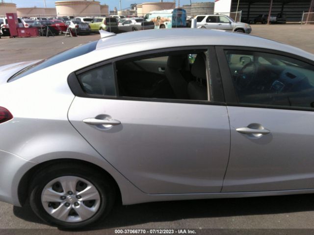 3KPFK4A78JE218817 KIA FORTE LX