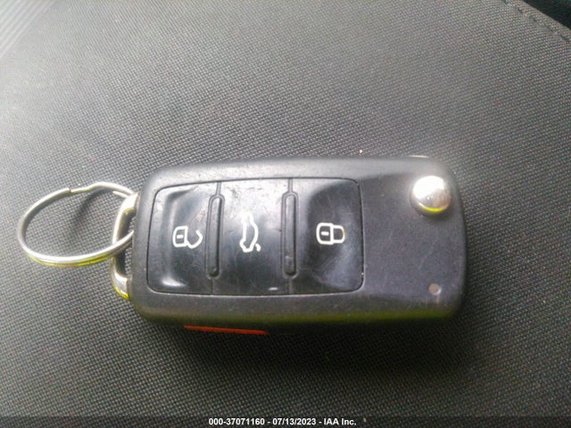 WVGBV7AX2JK002123 Volkswagen TIGUAN LIMITED