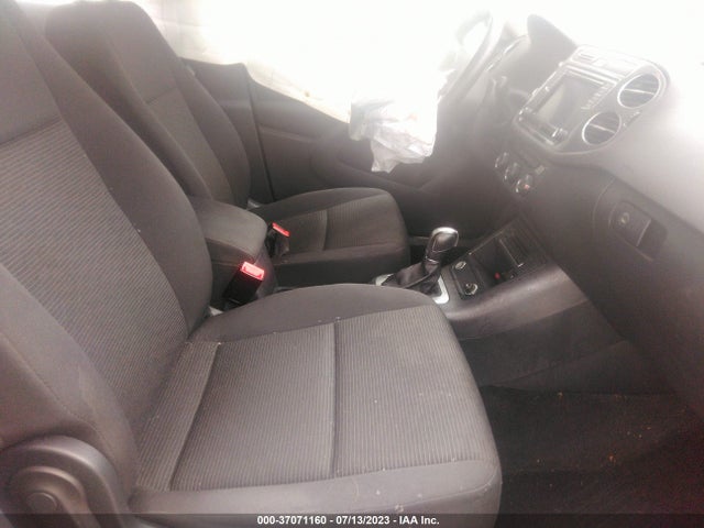 WVGBV7AX2JK002123 Volkswagen TIGUAN LIMITED