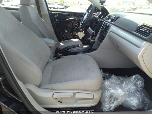 1VWAA7A32JC044114 Volkswagen Passat 2.0t S/r-line