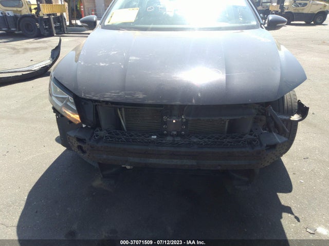 1VWAA7A32JC044114 Volkswagen Passat 2.0t S/r-line