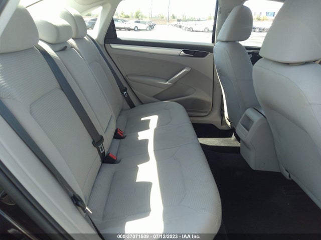 1VWAA7A32JC044114 Volkswagen Passat 2.0t S/r-line