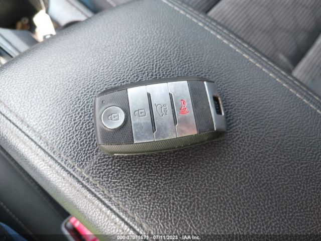 KNDCB3LC5K5216415 KIA NIRO LX