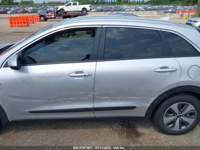 KNDCB3LC5K5216415 KIA NIRO LX