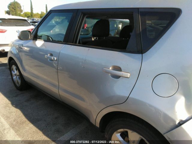 KNDJN2A27J7587405 KIA Soul Base