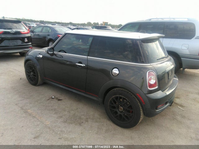 2011 MINI COOPER HARDTOP WMWSV3C55BTY11827 Photo 2