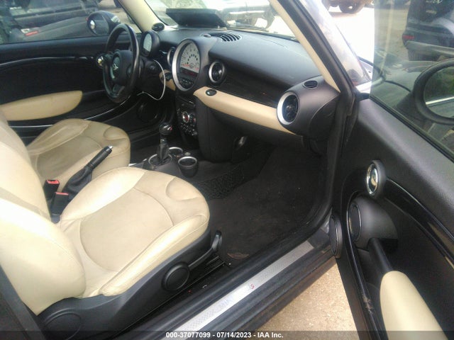 2011 MINI COOPER HARDTOP WMWSV3C55BTY11827 Photo 4