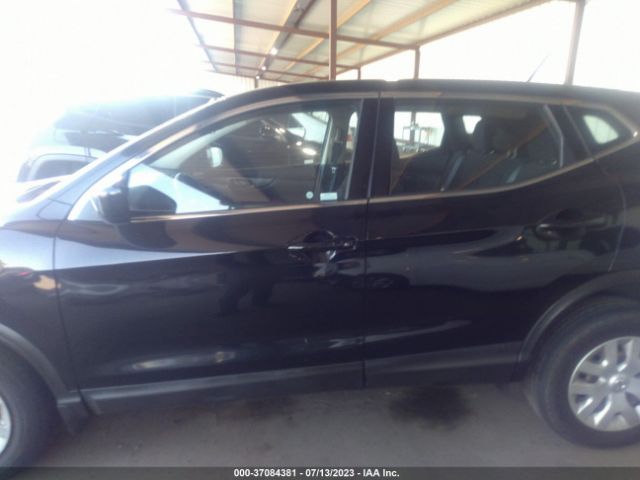 JN1BJ1CP3JW187918 Nissan Rogue Sport S