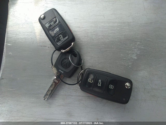2013 VOLKSWAGEN TIGUAN SE W/SUNROOF & NAV VIN: WVGAV7AX0DW512284