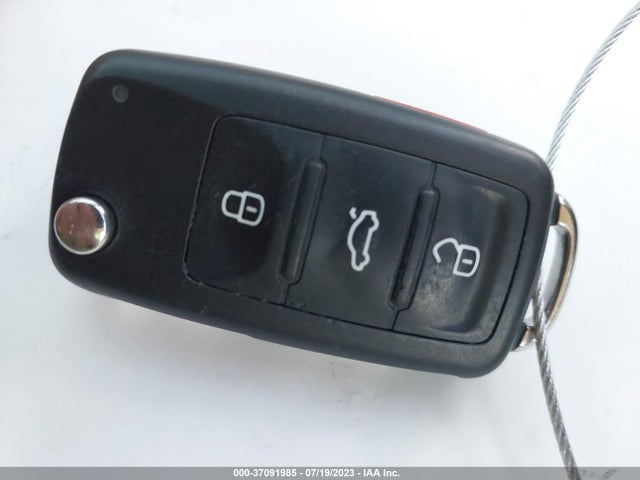 WVGAV7AXXHK037790 Volkswagen TIGUAN