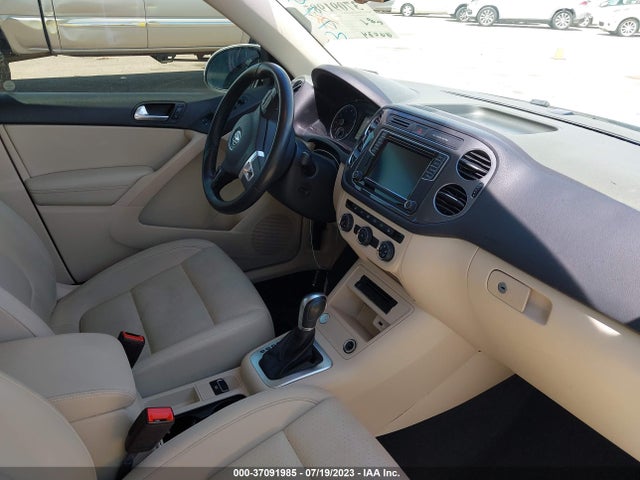 WVGAV7AXXHK037790 Volkswagen TIGUAN