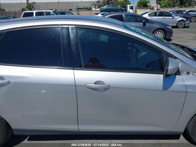 1FADP3K29JL242305 Ford FOCUS SE