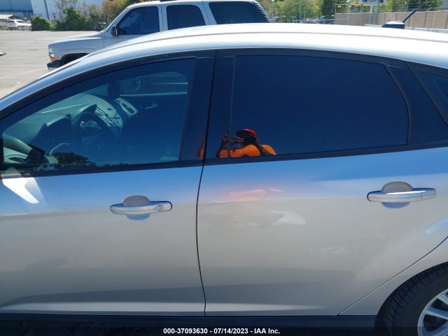1FADP3K29JL242305 Ford FOCUS SE