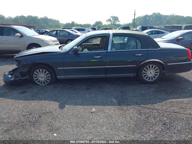 2003 LINCOLN TOWN CAR EXECUTIVE VIN: 1LNHM81W53Y611703