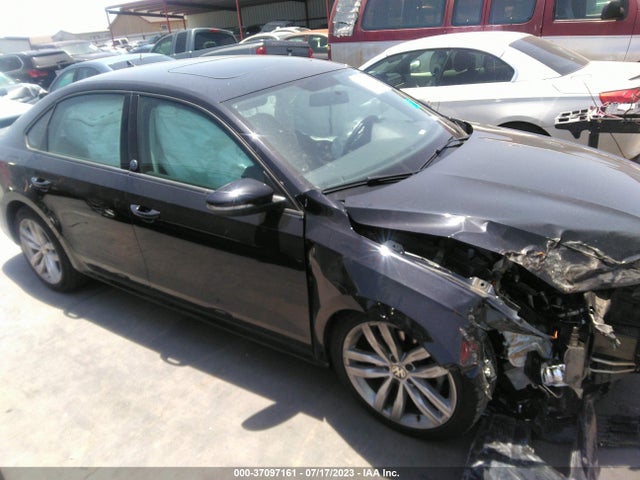 1VWLA7A3XKC010996 Volkswagen Passat 2.0t Wolfsburg Edition